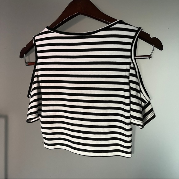 LUSH Shoulder cut out crop top - Picture 2 of 2